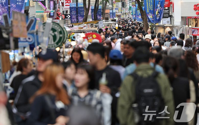 어린이날 연휴 마지막날인 6일 오후 서울 중구 명동거리가 관광객들로 붐비고 있다. 2025.5.6/뉴스1 ⓒ News1 장수영 기자