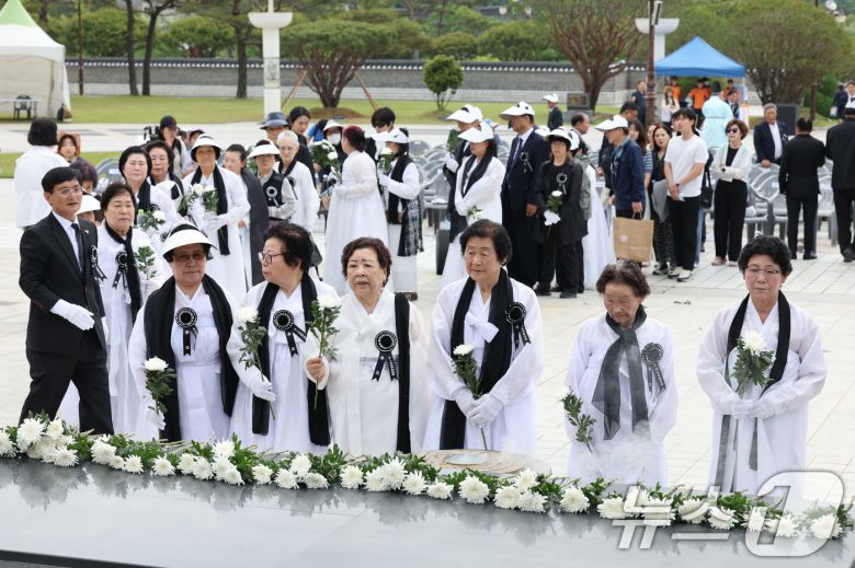 5·18민주화운동 제45주년을 하루 앞둔 17일 광주 북구 운정동 국립5·18민주묘지에서 열린 '5·18민중항쟁 제45주년 추모제'에 참석한 오월어머니들이 헌화하고 있다. 2025.5.17/뉴스1 ⓒ News1 박지현 기자