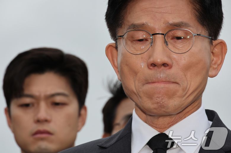 김문수 국민의힘 대통령 후보와 김용태 비상대책위원장이 17일 광주 북구 국립 5·18 민주묘지를 찾아 박관현 열사 묘역에서 참배하고 있다. (공동취재) 2025.5.17/뉴스1 ⓒ News1 이광호 기자