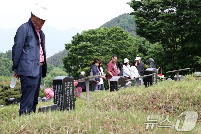 제45주년 5·18민주화운동 기념일인 18일 오전 광주 북구 망월동 민족민주열사묘역(구묘역)에 참배객들의 발길이 이어지고 있다. 2025.5.18/뉴스1 ⓒ News1 이승현 기자