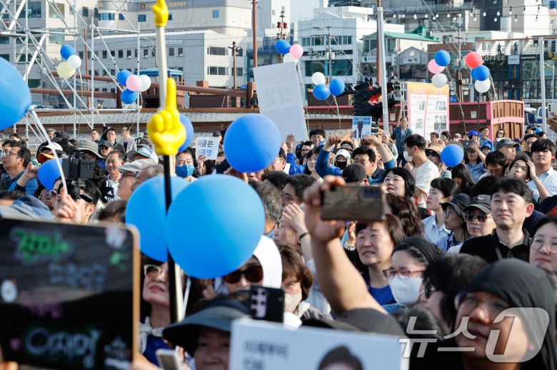 이재명 더불어민주당 대통령 후보가 14일 오후 경남 통영시 강구안 문화마당을 찾아 지지를 호소하는 가운데 거북선 등 조선군선이 정박해 있다. 2025.5.14/뉴스1 ⓒ News1 안은나 기자