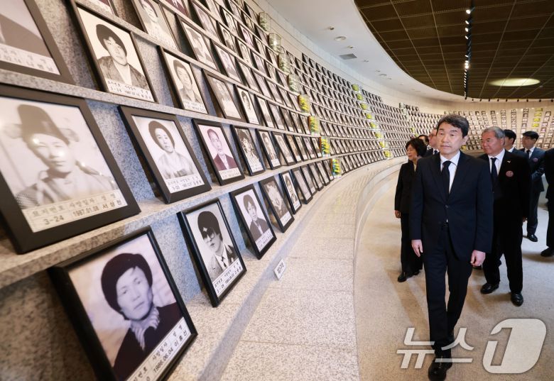 이주호 대통령 권한대행 부총리 겸 교육부장관이 18일 광주 북구 국립5.18민주묘지에서 열린 제45주년 5.18 민주화운동 기념식을 마치고 유영봉안소를 찾고 있다. (교육부 제공, 재판매 및 DB 금지) 2025.5.18/뉴스1