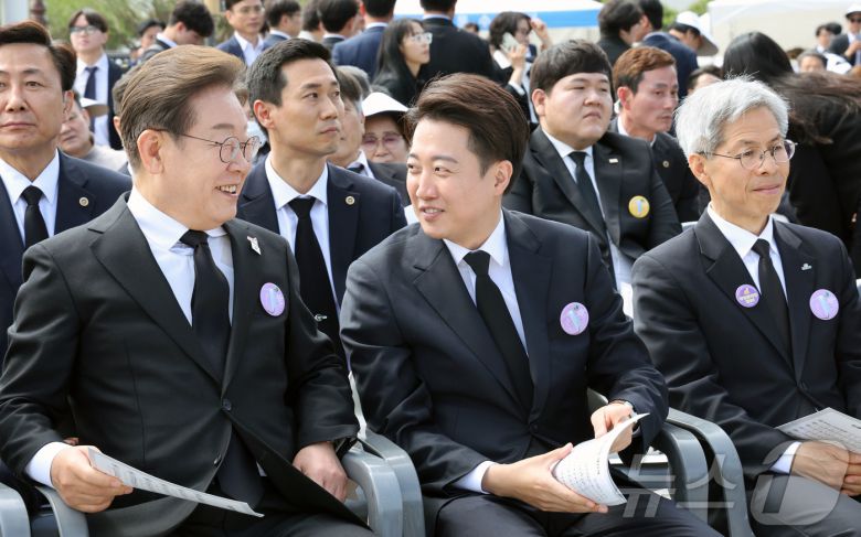 이재명 더불어민주당 대선후보가 18일 광주 북구 국립5·18민주묘지에서 열린 제45주년 5·18민주화운동 기념식장에서 이준석 개혁신당 대선후보와 이야기를 나누고 있다.(광주전남사진기자단)2025.5.18/뉴스1 ⓒ News1 김태성 기자