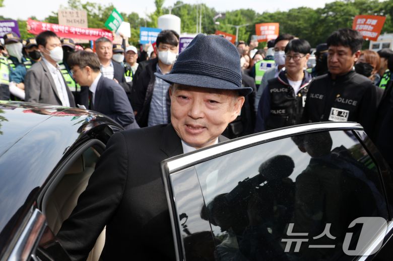 안창호 국가인권위원회 위원장이 18일 오전 광주 북구 운정동 5·18민주묘지에서 열린 제45주년 5·18 민주화운동 기념식에 참석하던 중 시민단체의 항의에 발길을 되돌리고 있다. (공동취재) 2025.5.18/뉴스1 ⓒ News1 이재명 기자