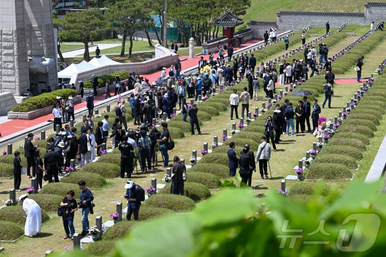제45주년 5·18민주화운동 기념일인 18일 광주 북구 운정동 국립 5·18민주묘지 참배객들로 붐비고 있다. 2025.5.18/뉴스1 ⓒ News1 김태성 기자