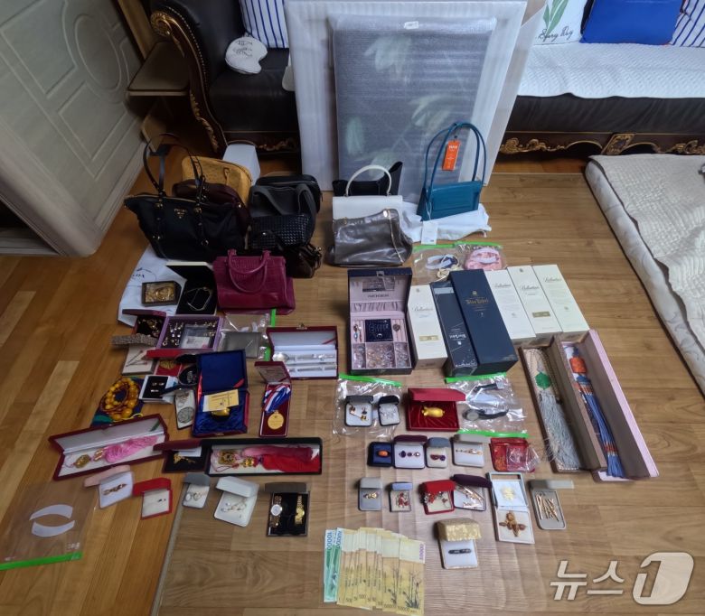 제주도는 지난 12일부터 16일까지 도외 거주 지방세·세외수입 고액체납자 29명을 대상으로 부산에서 서울까지 전국을 돌며 현장방문 실태조사 및 가택수색을 실시했다고 밝혔다. 제주도가 압류한 현금과 물품들.(제주도 제공, 재판매 및 DB 금지)/뉴스1