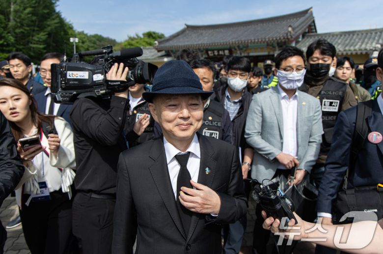 안창호 국가인권위원장이18일 오전 광주 북구 운정동 5·18민주묘지에서 열린 제45주년 5·18 민주화운동 기념식에 참석하던 중 시민단체의 항의에 발길을 되돌리고 있다. 2025.5.18/뉴스1 ⓒ News1 이재명 기자