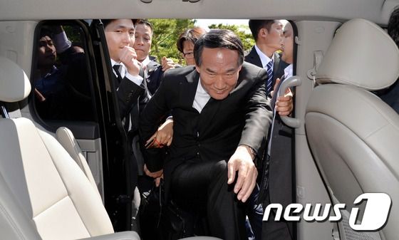 박승춘 국가보훈처장이 18일 오전 광주 북구 운정동 5·18민주묘지에서 열린 제36주년 5·18민주화운동 기념식에 참석하려다 임을 위한 행진곡 제창 불허 입장과 관련한 5.18 유가족들의 항의로 입장하지 못한 채 행사장을 떠나고 있다. 2016.5.18/뉴스1 ⓒ News1 손형주