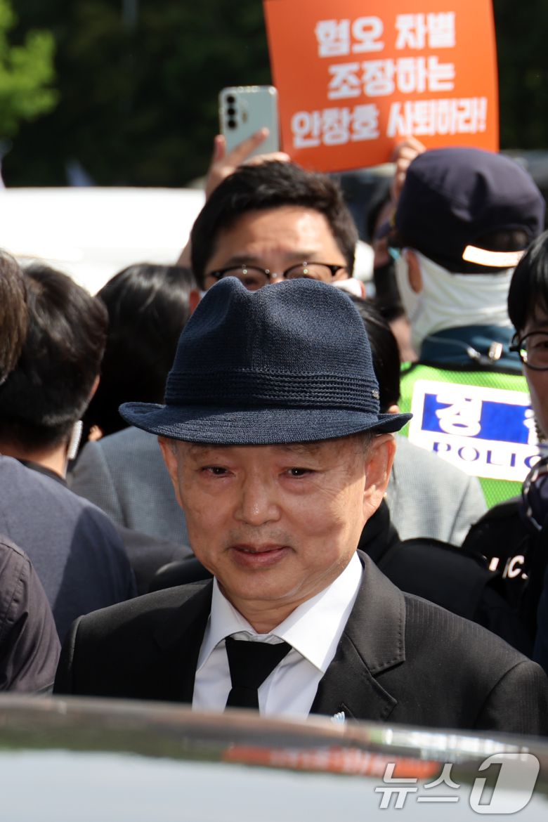 안창호 국가인권위원회 위원장이 18일 오전 광주 북구 운정동 5·18민주묘지에서 열린 제45주년 5·18 민주화운동 기념식에 참석하던 중 시민단체의 항의에 발길을 되돌리고 있다. (공동취재) 2025.5.18/뉴스1 ⓒ News1 이재명 기자