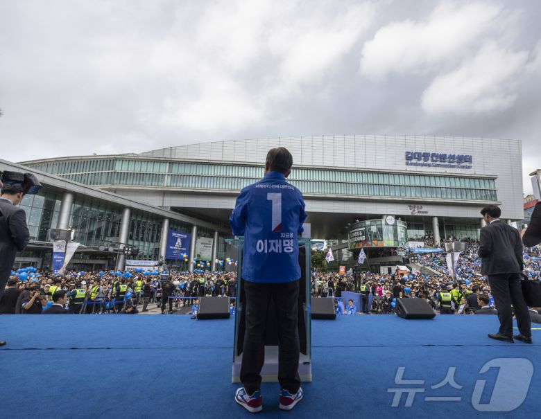 이재명 더불어민주당 대통령 후보가 17일 광주광역시 서구 김대중컨벤션센터 광장에서 열린 집중 유세에서 연설하고 있다. (공동취재)2025.5.17/뉴스1 ⓒ News1 이재명 기자