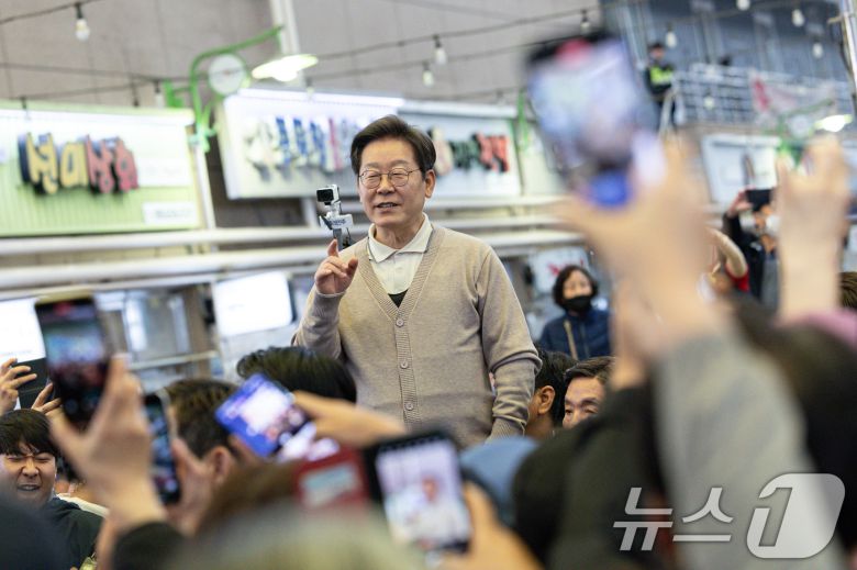 3차 경청투어에 나선 이재명 더불어민주당 대통령 후보가 9일 오후 경북 성주군 성주전통시장에서 연설을 하고 있다. 2025.5.9/뉴스1 ⓒ News1 이재명 기자