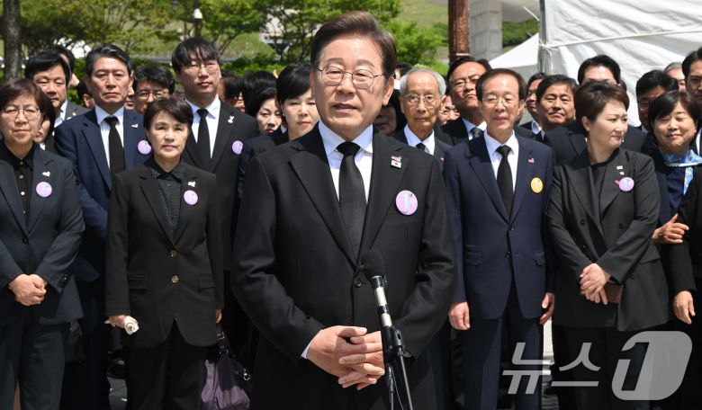 이재명 더불어민주당 대통령 후보가 18일 광주 북구 국립5·18민주묘지에서 열린 '제45주기 5·18 민주화운동기념식'에 참석한 뒤 취재진의 질의에 답하고 있다. 2025.5.18/뉴스1 ⓒ News1 국회사진취재단