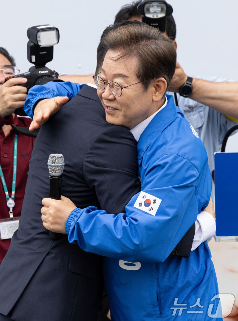 이재명 더불어민주당 대통령 후보가 16일 오전 전북 익산시 익산역 동부광장에서 김상욱 무소속 의원과 포옹을 나누고 있다. 2025.5.16/뉴스1 ⓒ News1 이재명 기자