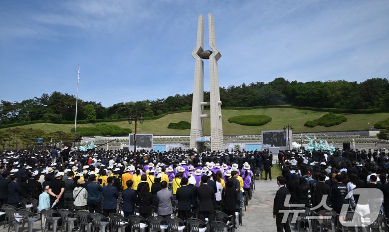 이주호 대통령 권한대행 부총리 겸 교육부 장관이 18일 광주 북구 국립5·18민주묘지에서 열린 '제45주기 5·18 민주화운동기념식'에 참석해 분향하고 있다. 2025.5.18/뉴스1 ⓒ News1 국회사진취재단