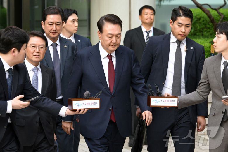 윤석열 전 대통령이 12일 오전 서울 서초구 중앙지방법원에서 열린 내란 우두머리 혐의, 직권남용 권리행사방해 혐의 사건 3차 공판을 마치고 법원을 나서고 있다. ⓒ News1 사진공동취재단