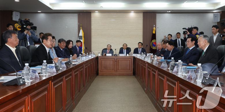 이재명 더불어민주당 대통령 후보가 19일 서울 용산구 대한노인회관에서 이중근 회장을 비롯한 회장단과 간담회를 하고 있다. (공동취재) 2025.5.19/뉴스1 ⓒ News1 안은나 기자