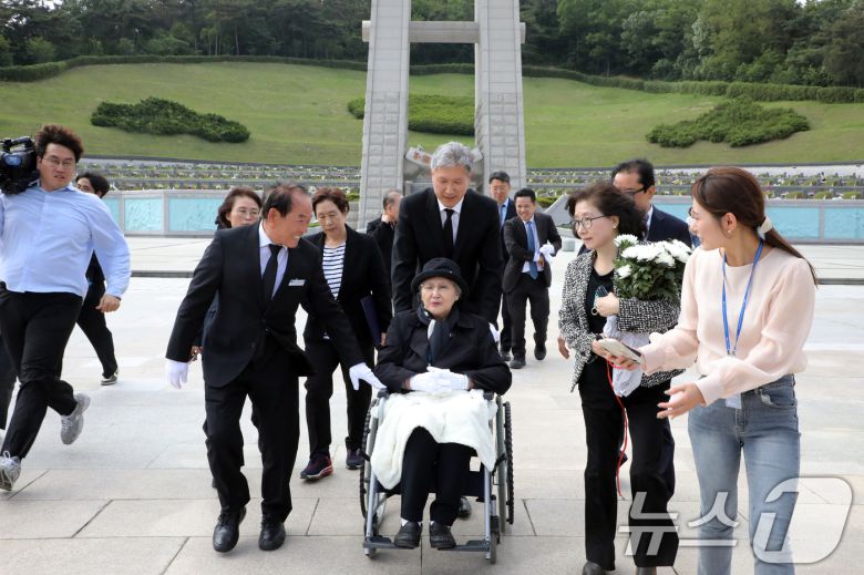 노태우 전 대통령의 아내 김옥숙씨가 19일 광주 북구 운정동 국립 5·18민주묘지에서 휠체어를 타고 이동하고 있다.  2025.5.19/뉴스1 ⓒ News1 이수민 기자