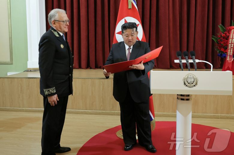 (평양 노동신문=뉴스1) = 북한 김정은 노동당 총비서와 알렉산드르 마체고라 주북 러시아대사. [국내에서만 사용가능. 재배포 금지. DB 금지. For Use Only in the Republic of Korea. Redistribution Prohibited] rodongphoto@news1.kr