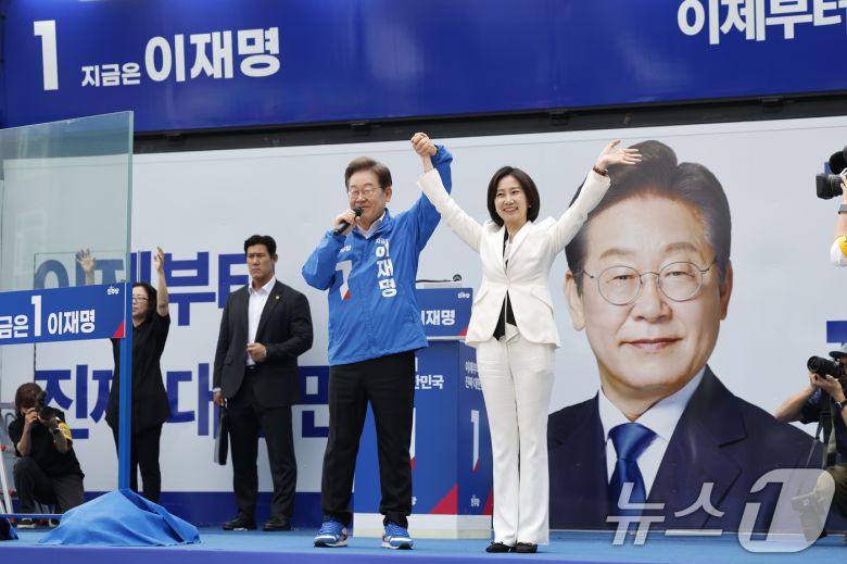 이재명 더불어민주당 대통령 후보와 민주당 합류 가능성이 거론되는 허은아 전 개혁신당 대표가 19일 오후 서울 영등포구 타임스퀘어를 찾아 유권자들을 향해 지지를 호소하고 있다. 2025.5.19/뉴스1 ⓒ News1 안은나 기자