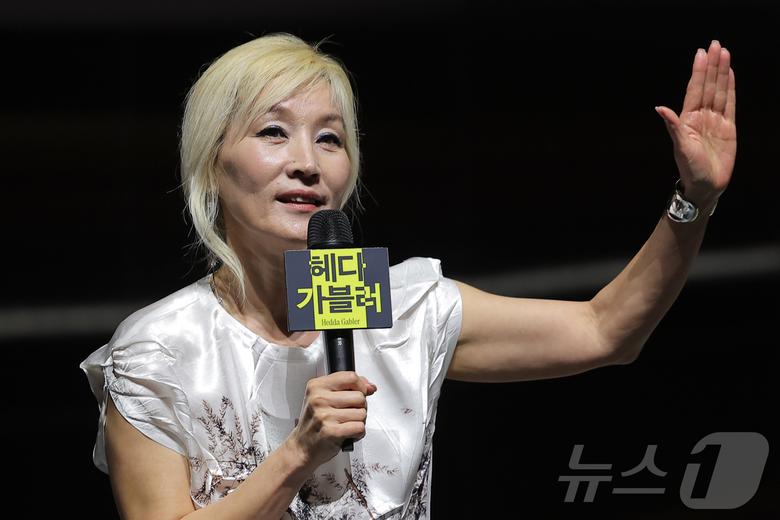 주인공 '헤다' 역을 맡은 배우 이혜영이 19일 오후 서울 중구 명동예술극장에서 열린 국립극단 연극 '헤다 가블러' 기자간담회에서 취재진에게 역으로 질문을 하고 있다. 연극 '헤다 가블러'는 근대 연극의 아버지 헨리크 입센이 1890년 발간한 희곡으로 남편의 성인 '테스만'을 거부하고 아버지의 성이자 자신의 성인 '가블러'를 붙인 채 살아가는 여주인공 '헤다'의 이야기로 17세기 남성 중심적 사회에 센세이션을 일으켰다. 한편 13년 만에 다시 무대에 오르는 연극 '헤다 가블러'는 티켓오픈 7일 만에 22회 전 회차 7,144석 매진되며 연극 팬들의 뜨거운 관심을 받고 있다. 2025.5.19/뉴스1 ⓒ News1 박정호 기자