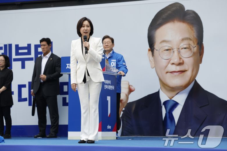 허은아 전 개혁신당 대표가 19일 오후 유세를 위해 서울 영등포구 타임스퀘어에서 열린 이재명 더불어민주당 후보 유세에서 유권자들을 향해 이 후보 지지를 호소하고 있다. 2025.5.19/뉴스1 ⓒ News1 안은나 기자