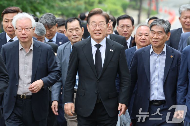 이재명 더불어민주당 대통령 후보가 19일 서울 용산구 백범김구 묘역을 찾아 독립운동가 후손들과 참배하기 위해 이동하고 있다. (공동취재) 2025.5.19/뉴스1 ⓒ News1 안은나 기자