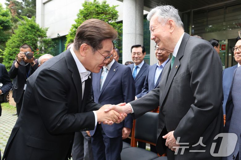 이재명 더불어민주당 대선 후보가 19일 서울 용산구 대한노인회관을 찾아 이중근 회장과 인사를 나누고 있다. (공동취재) 2025.5.19/뉴스1 ⓒ News1 안은나 기자