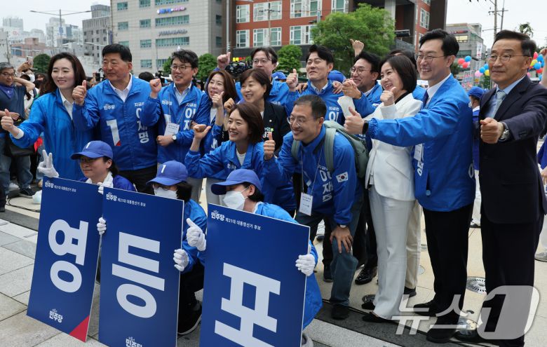 허은아 전 개혁신당 대표(오른쪽 세번째)가 19일 오후 서울 영등포구 타임스퀘어를 찾아 이재명 더불어민주당 대통령 후보 지지를 선언한 뒤 의원들과 기념 촬영하고 있다. 2025.5.19/뉴스1 ⓒ News1 안은나 기자