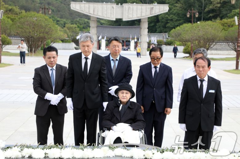 노태우 전 대통령의 아내 김옥숙씨가 19일 광주 북구 운정동 국립 5·18민주묘지에 참배하고 있다. 이날 김 여사의 참배에는 아들인 노재헌 재단법인 동아시아문화센터 이사장이 함께했다. 2025.5.19/뉴스1 ⓒ News1 이수민 기자