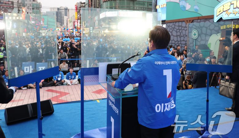 이재명 더불어민주당 대통령 후보가 서울 표심잡기에 나선 19일 오후 마포구 홍대 레드로드를 찾아 방탄 유리막 속 지지를 호소하고 있다. (공동취재) 2025.5.19/뉴스1 ⓒ News1 안은나 기자