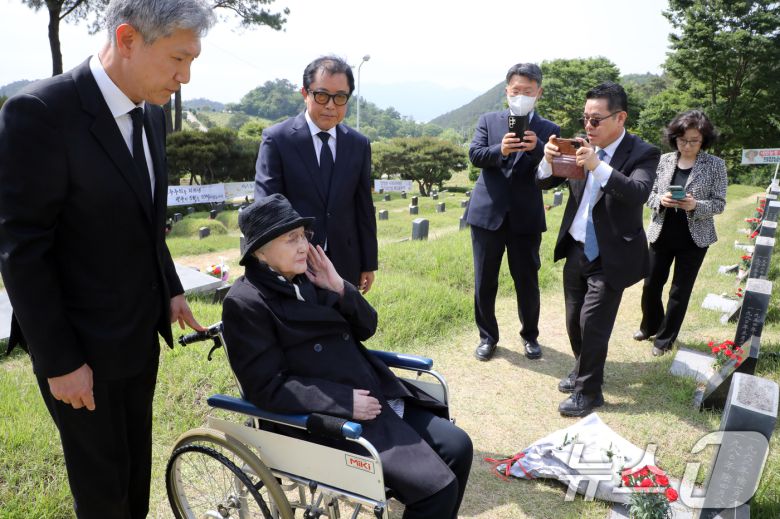 노태우 전 대통령의 아내 김옥숙씨가 19일 광주 북구 망월동 민족민주열사묘역(구묘역)에 참배하고 있다.  2025.5.19/뉴스1 ⓒ News1 이수민 기자