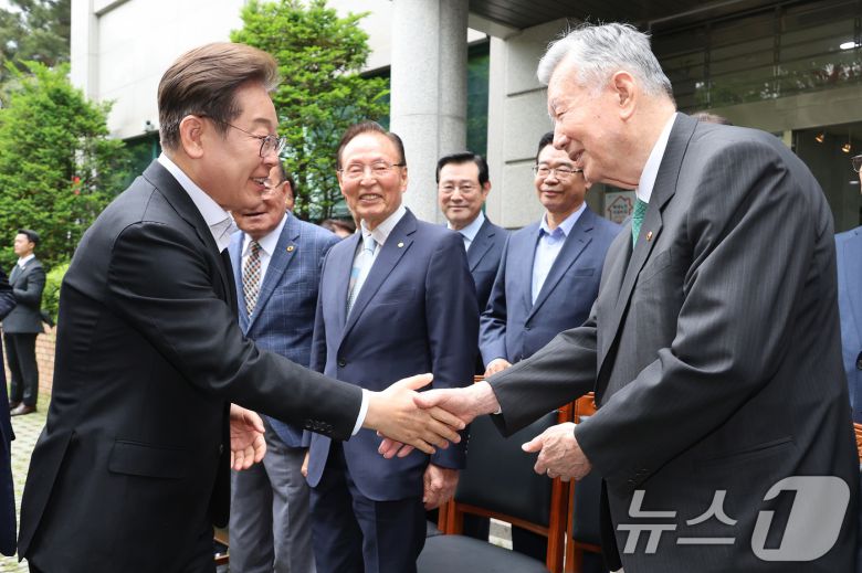 이재명 더불어민주당 대통령 후보가 19일 서울 용산구 대한노인회관을 찾아 이중근 회장과 인사를 나누고 있다. (공동취재) 2025.5.19/뉴스1 ⓒ News1 안은나 기자