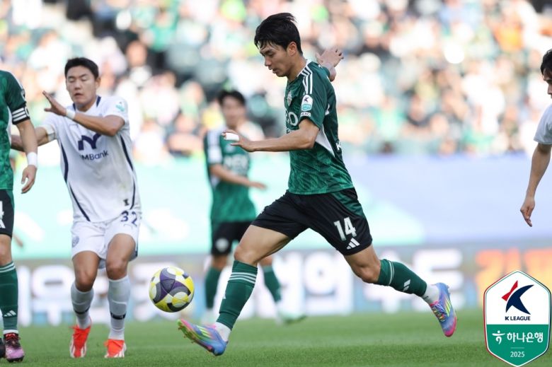 활동량도 많고 이타적인 플레이를 펼치는데 필요할 때는 꼬박꼬박 골도 넣고 있다. 전북현대의 새로운 복덩이다. (한국프로축구연맹 제공)
