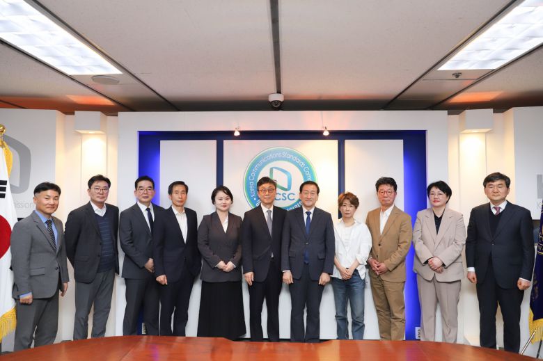 방송통신심의위원회는 4월 16일 서울 목동 방송회관에서 제21대 대통령선거 선거방송심의위원회 위원 위촉식을 개최했다. (방심위 제공)