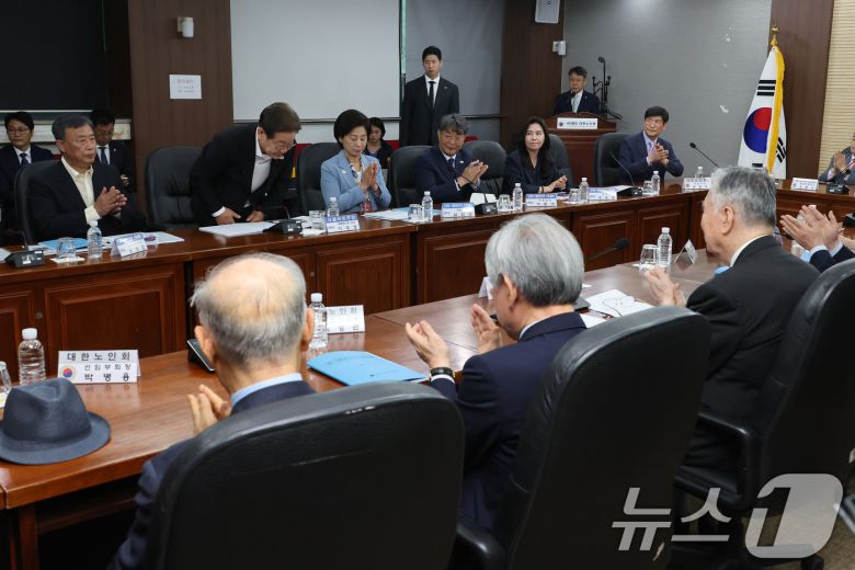 이재명 더불어민주당 대통령 후보가 19일 서울 용산구 대한노인회관에서 열린 이중근 회장을 비롯한 회장단과의 간담회에서 발언을 마친 뒤 인사하고 있다. (공동취재) 2025.5.19/뉴스1 ⓒ News1 안은나 기자