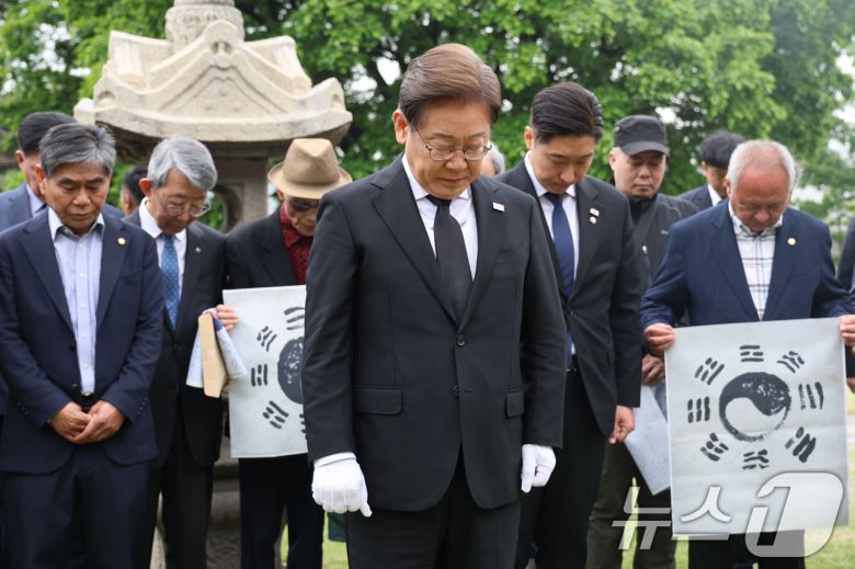 이재명 더불어민주당 대통령 후보가 19일 서울 용산구 백범김구 묘역을 찾아 묵념하고 있다. (공동취재) 2025.5.19/뉴스1 ⓒ News1 안은나 기자