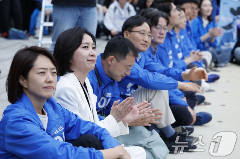 허은아 전 개혁신당 대표가 19일 오후 유세를 위해 서울 영등포구 타임스퀘어에서 열린 이재명 더불어민주당 후보 유세 현장에서 이 후보의 연설을 듣고 있다. 2025.5.19/뉴스1 ⓒ News1 안은나 기자