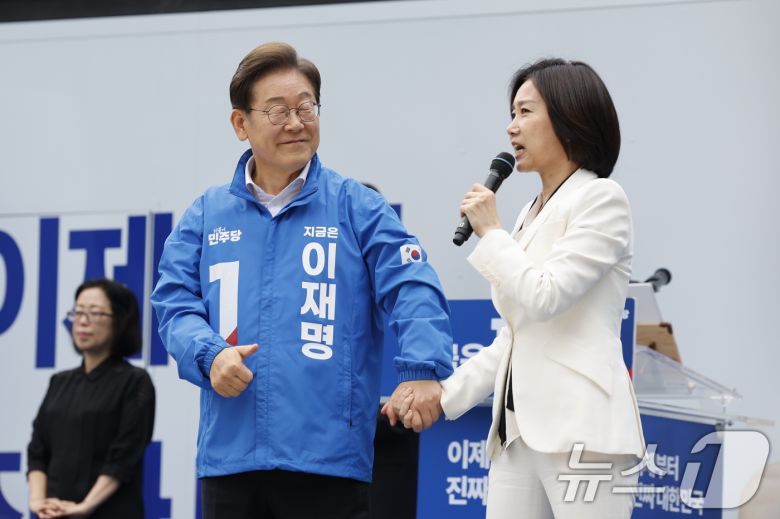 더불어민주당 합류 가능성이 거론되는 허은아 전 개혁신당 대표가 19일 오후 서울 영등포구 타임스퀘어에서 열린 이재명 대통령 후보의 유세장을 찾아 이 후보의 지지를 호소하고 있다. 2025.5.19/뉴스1 ⓒ News1 안은나 기자