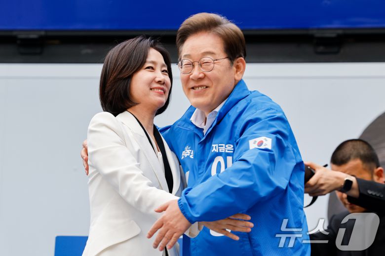 허은아 전 개혁신당 대표가 19일 오후 서울 영등포구 타임스퀘어를 찾아 이재명 더불어민주당 대통령 후보 지지를 선언하며 이 후보와 포옹하고 있다. 2025.5.19/뉴스1 ⓒ News1 안은나 기자