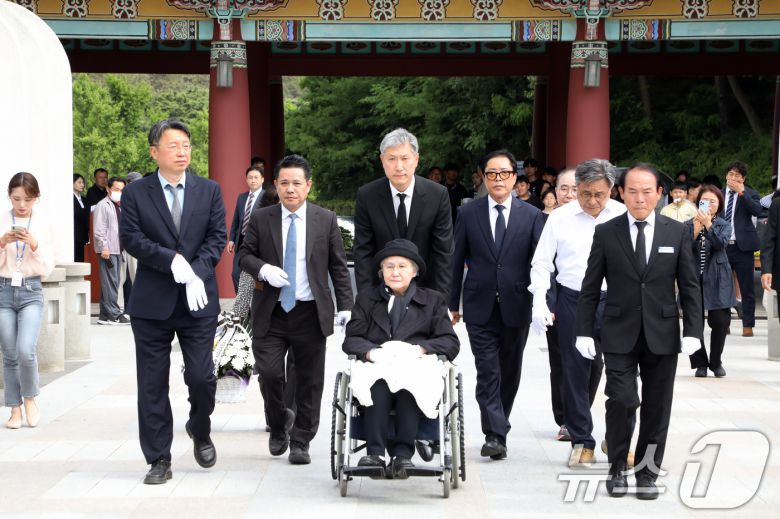 노태우 전 대통령의 아내 김옥숙씨가 19일 광주 북구 운정동 국립 5·18민주묘지를 들어서고 있다. 2025.5.19/뉴스1 ⓒ News1 이수민 기자