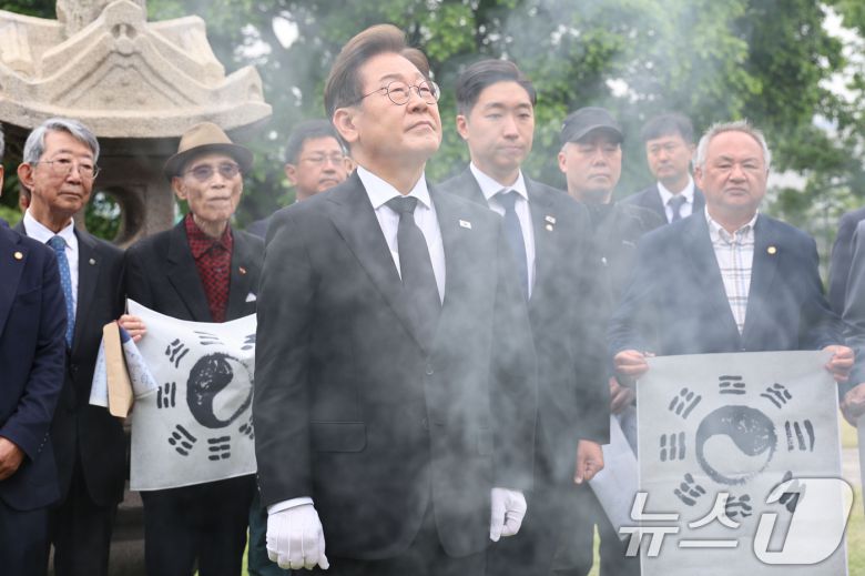 이재명 더불어민주당 대통령 후보가 19일 서울 용산구 백범김구 묘역을 찾아 참배하고 있다. (공동취재) 2025.5.19/뉴스1 ⓒ News1 안은나 기자