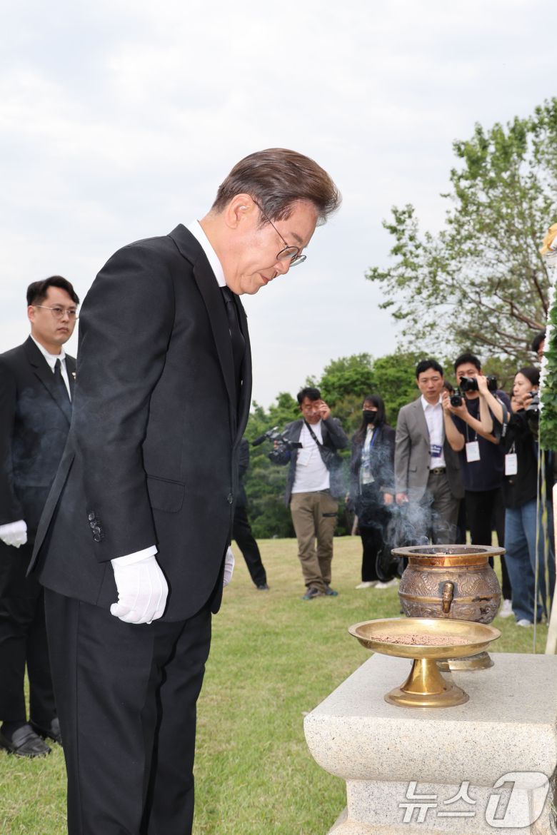 이재명 더불어민주당 대통령 후보가 19일 서울 용산구 백범김구 묘역을 찾아 참배하고 있다. (공동취재) 2025.5.19/뉴스1 ⓒ News1 안은나 기자