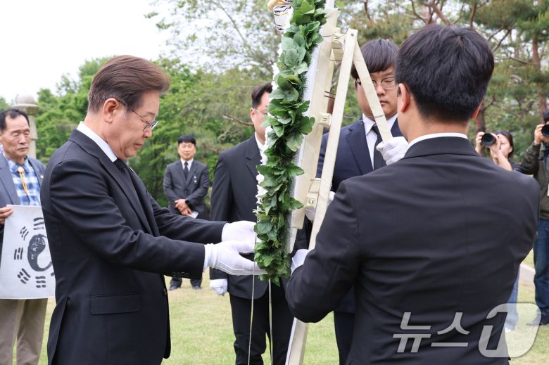 이재명 더불어민주당 대통령 후보가 19일 서울 용산구 백범김구 묘역을 방문해 헌화하고 있다. (공동취재) 2025.5.19/뉴스1 ⓒ News1 안은나 기자