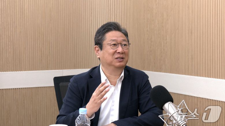 황희 더불어민주당 의원인 20일 뉴스1TV '팩트앤뷰'에 출연해 질문에 답하고 있다.