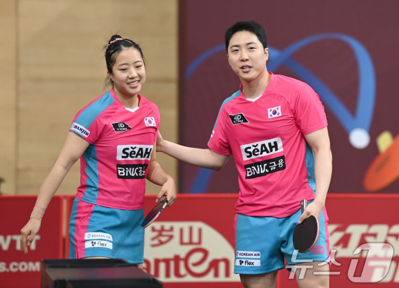 임종훈, 신유빈이 19일 카타르 도하 카타르대학교 스포츠 컴플렉스에서 열린 2025 국제탁구연맹(ITTF) 세계선수권대회 혼합복식 32강 나이지리아 올라지데 오모타요-카비라트 아요올라 조와 경기를 펼치고 있다. (사진공동취재단) 2025.5.19/뉴스1
