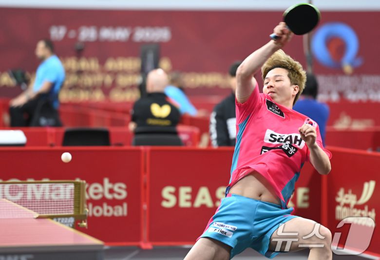 안재현이 19일 카타르 도하 카타르대학교 스포츠 컴플렉스에서 열린 2025 국제탁구연맹(ITTF) 세계선수권대회 남자단식 64강 룩셈부르크 루카 믈라데노비치와 경기를 펼치고 있다. (사진공동취재단) 2025.5.19/뉴스1