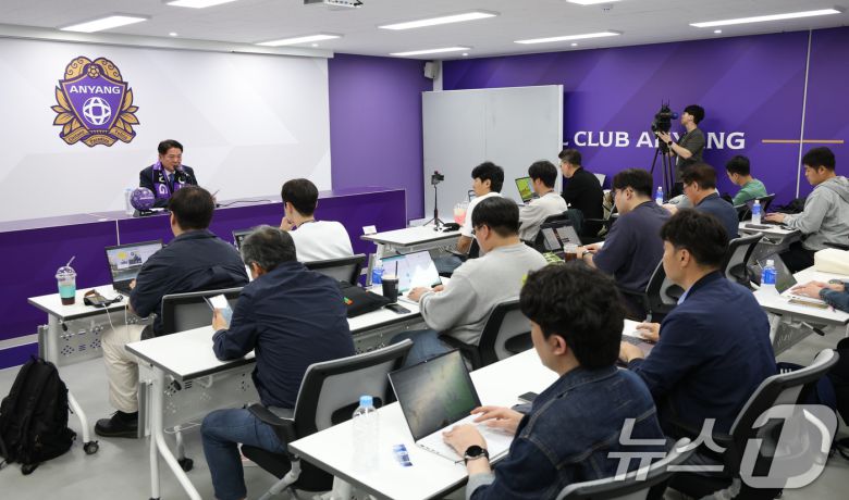 FC안양의 구단주인 최대호 안양시장이 20일 오후 경기 안양시 동안구 안양종합운동장 미디어실에서 심판 판정 관련 공식 기자회견을 하고 있다. 2025.5.20/뉴스1 ⓒ News1 김영운 기자