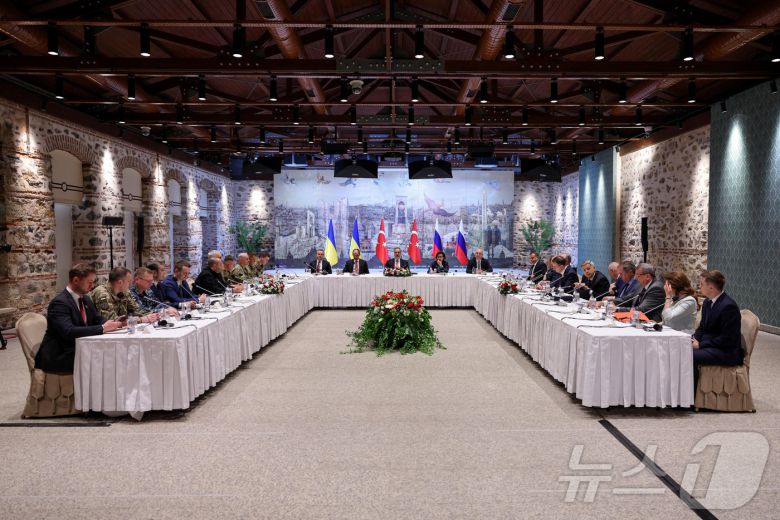 지난 16일(현지시간) 튀르키예 이스탄불에서 열린 우크라이나와 러시아의 평화 협상 회담에서 양측이 튀르키예 관계자들이 바라보는 가운데 마주보고 앉아 있다.  2025.05.16 ⓒ 로이터=뉴스1 ⓒ News1 정지윤 기자