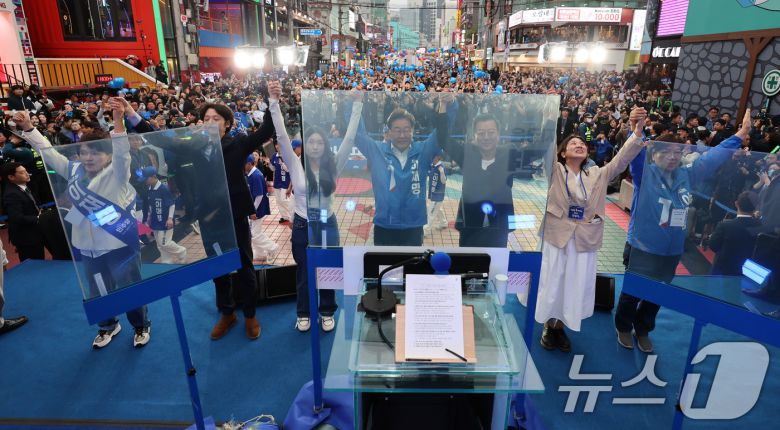 이재명 더불어민주당 대선 후보가 19일 서울 마포구 KT&G 상상마당 인근에서 열린 유세에서 기념촬영을 하고 있다. (공동취재) 2025.5.19/뉴스1 ⓒ News1 안은나 기자