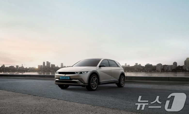 현대자동차는 고객 선호도가 높은 편의 및 안전 사양을 기본 적용하고 가격 인상을 최소화해 상품성을 강화한 '2025 아이오닉 5'와 '2025 코나 일렉트릭'을 13일 출시하고 본격적인 판매에 돌입한다고 밝혔다. 사진은 2025 아이오닉 5 외장. (현대차 제공. 재판매 및 DB 금지) 2025.5.13/뉴스1